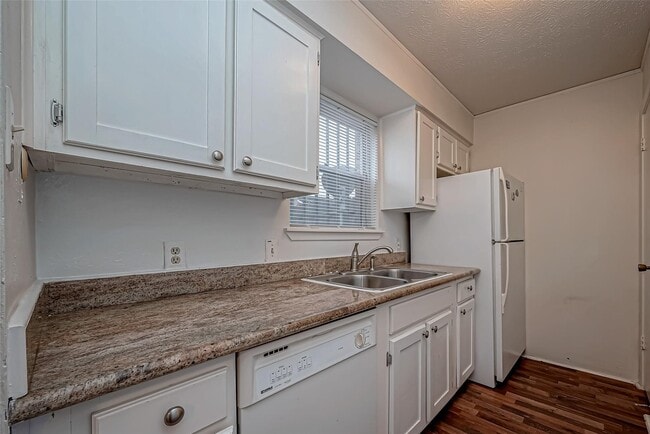 Building Photo - 4212 Belle Park Dr