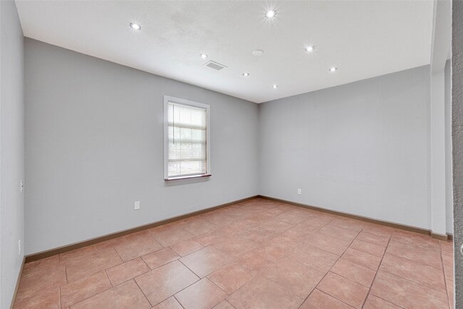 Building Photo - 710 Woodhue St