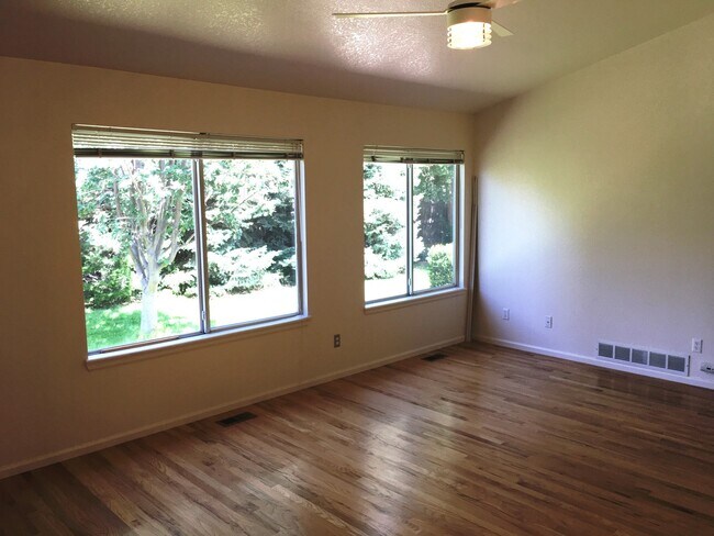 Building Photo - Modern Waneka Lake 4 Bedroom, 3 Bath Prett...