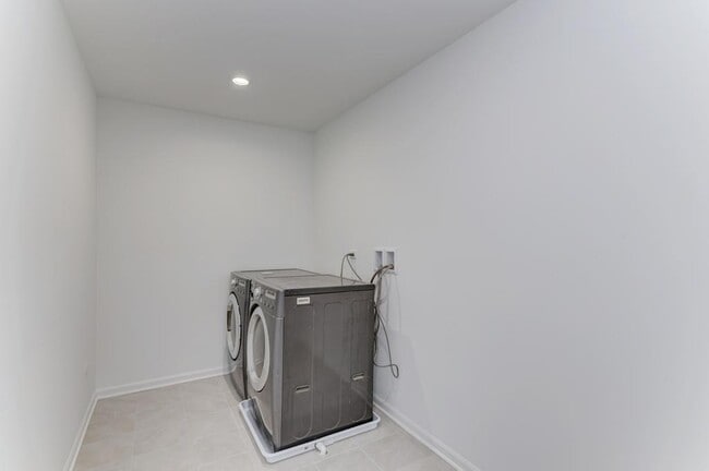 Building Photo - 454 Bower Ln