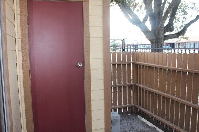 Building Photo - 16111 Aspenglenn Dr