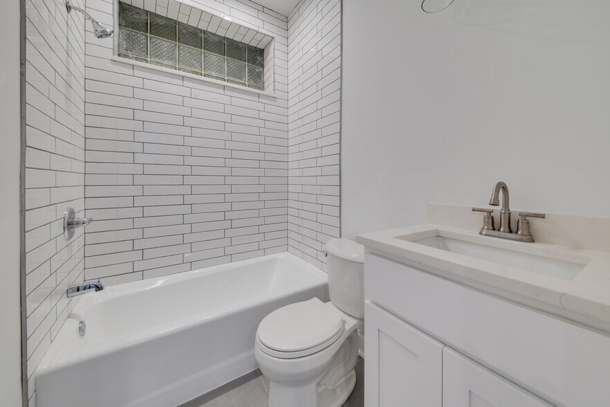 Building Photo - 2029 N Damen Ave