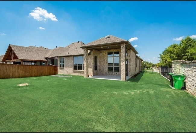 Building Photo - 2216 Grant Pk Wy