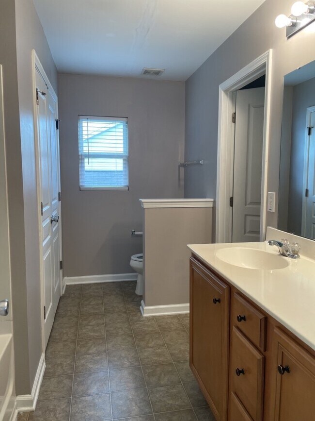 Building Photo - 8806 Shadowglen Dr