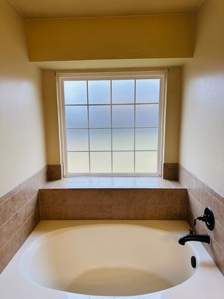 Building Photo - 1009 Harvest Dr