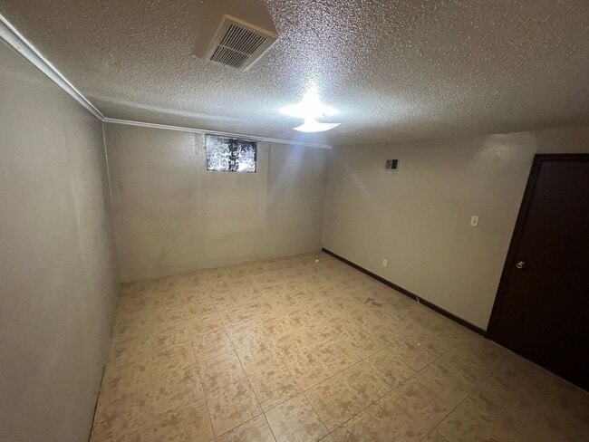 Building Photo - Great Duplex with 2+ bed/1 bath/1 Car gara...