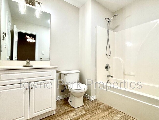 Building Photo - 327 Greendale Pl