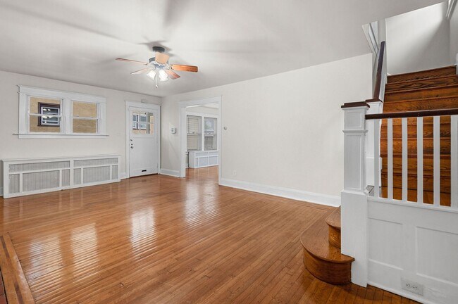 Building Photo - Single family home with hardwood floors th...