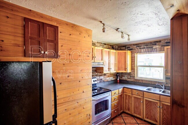 Building Photo - 450 E 100 S
