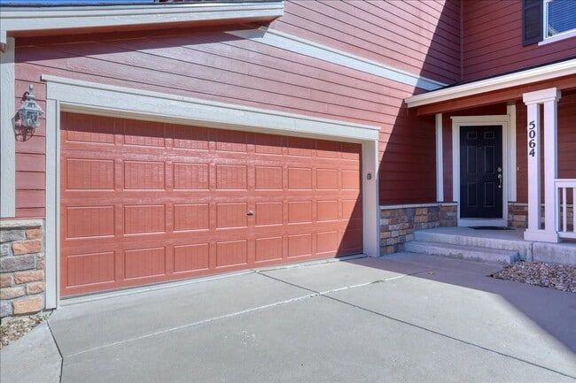 Building Photo - Awesome 3bed/3bath/2car garage on a quiet street in Aurora!