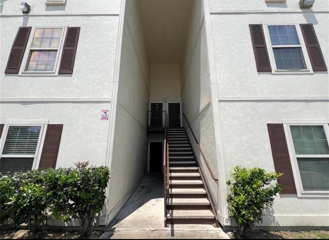 Building Photo - 304 Dell Ct