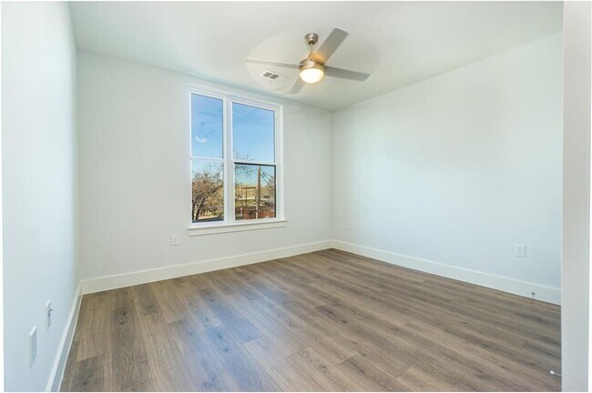 Building Photo - 2213 Poquito St