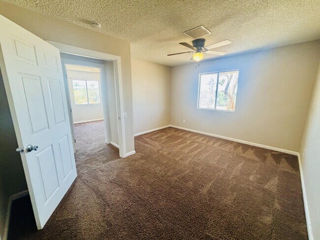 Building Photo - Charming 3-Bedroom with 2 Full Baths on th...