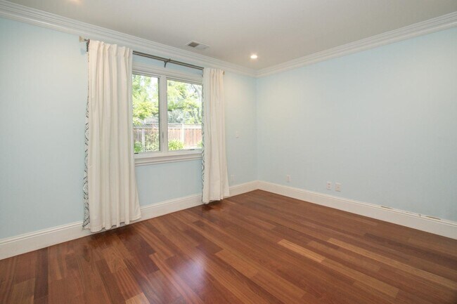 Building Photo - 446 Guadalupe Dr