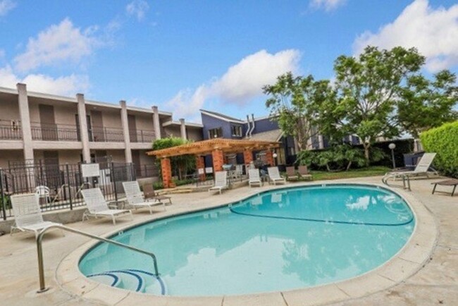 Building Photo - $2,500 - 2 Bed / 2 Bath Condo in East Clai...