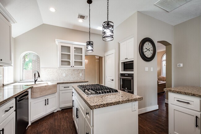 Building Photo - 2506 S Strathford Ln