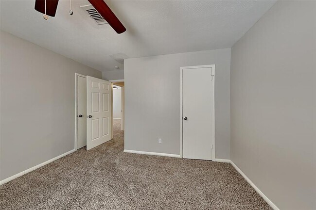 Building Photo - 2043 Shadow Rock Dr