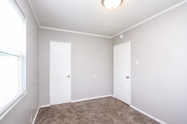 Building Photo - Fantastic 3bd/2ba home! Coming soon!