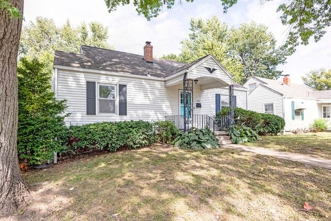 Building Photo - 3BR Cottage with Large Backyard, Garage and a Basement!