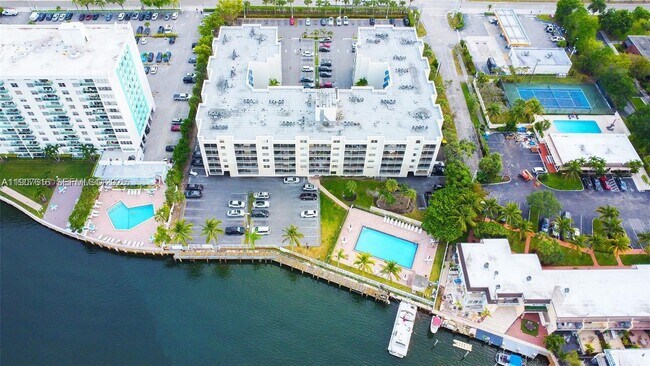 Building Photo - 2821 N Miami Beach Blvd
