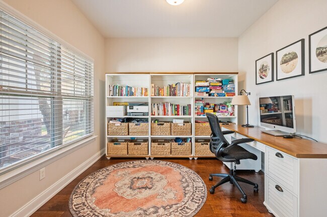 Building Photo - 903 Tadpole Ave
