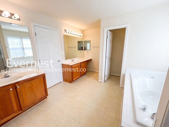 Building Photo - 7 St Stephens Ct