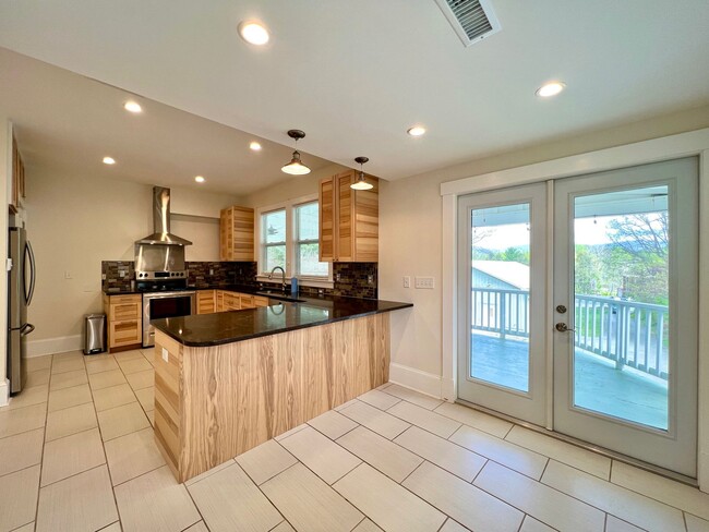 Building Photo - Charming 2 Bedroom Home - All utilities in...