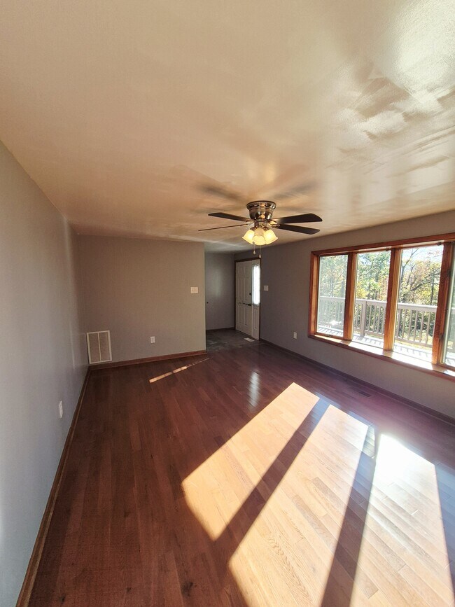 Building Photo - 976 Snow Mountain Rd