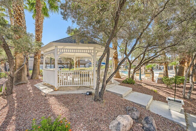 Building Photo - Elegant 2-Bedroom Condo in Gated Community...