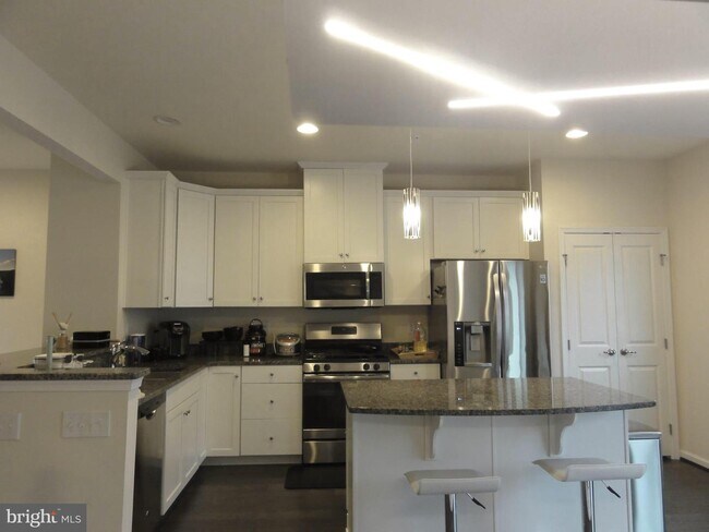 Building Photo - 606 N Atwater Dr