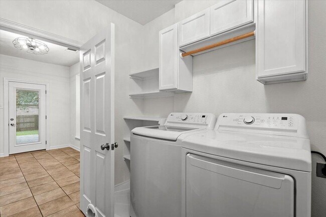 Building Photo - 2304 Village View Loop