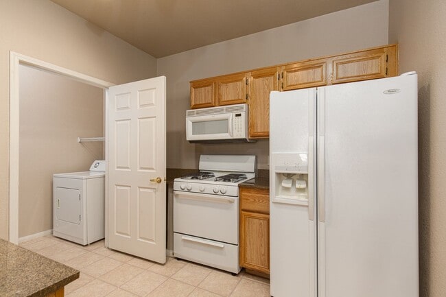 Building Photo - Ground floor one bedroom in luxury gated S...
