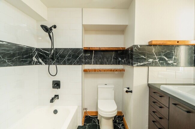 Building Photo - 1815 NW Hoyt St