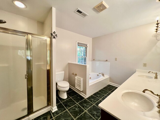 Building Photo - Fabulous 4BR 2.5BA Home on 1.25 Acres