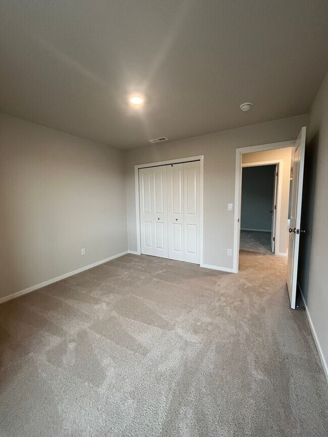 Building Photo - 4-bedroom 2.5-Bathroom. Never been lived in!!