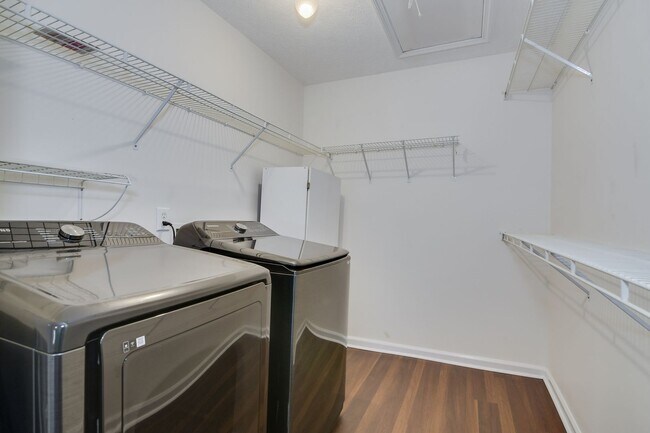 Building Photo - End Unit Townhome Evans