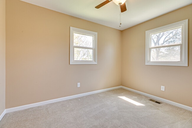 Building Photo - 212 Hillview Dr