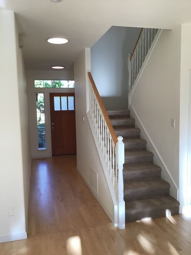 Building Photo - 2 Story Townhouse in Bend