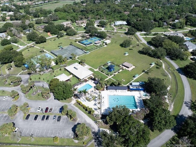 Building Photo - 2386 SW Creekside Dr