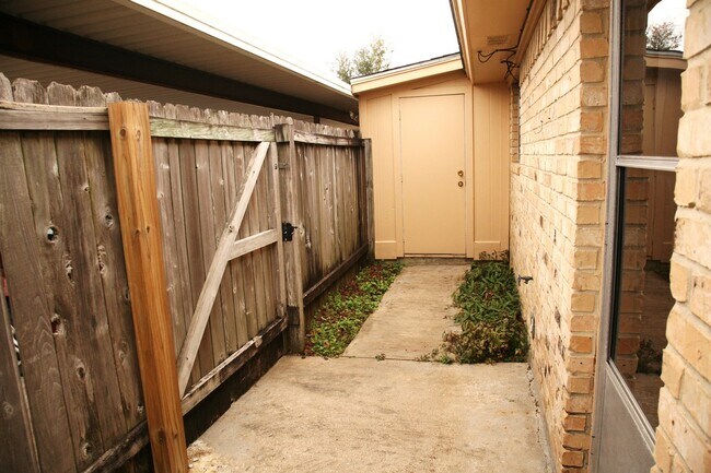 Building Photo - 6335 Bedford Dr