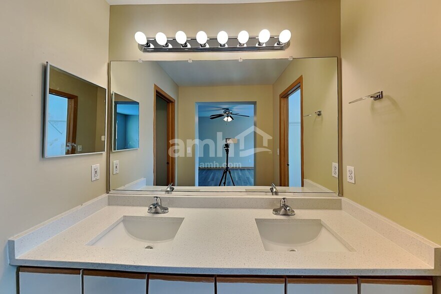 Building Photo - 14233 S Hillsdale Ct