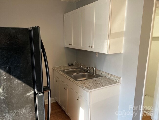 Building Photo - 3805 Miriam Dr