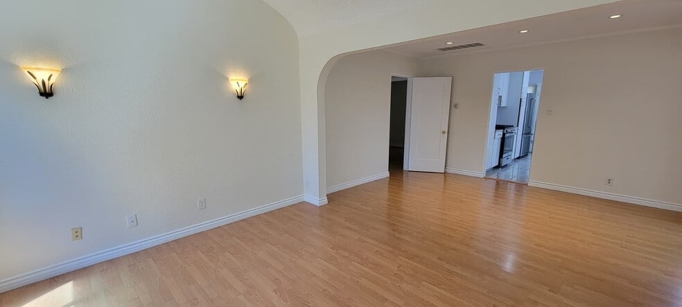 Building Photo - 567 South St