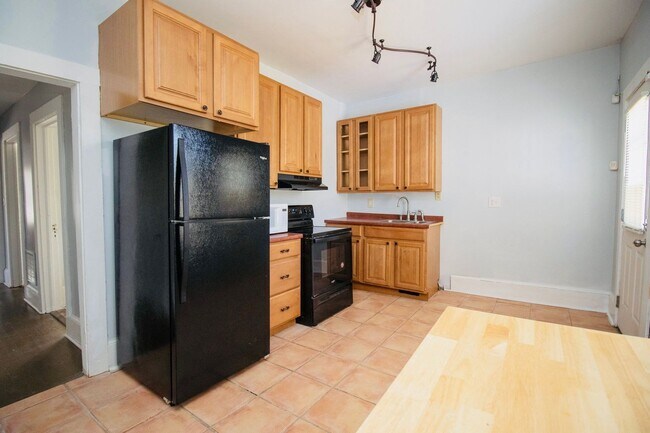 Building Photo - 3 Bedroom, 2 Bath Walking Distance to 5 Po...