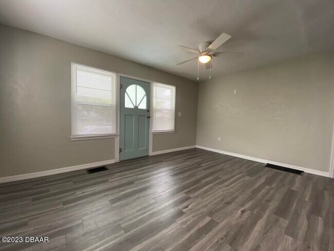 Building Photo - 215 N Oleander Ave