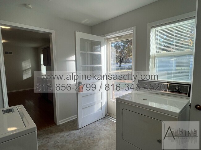 Building Photo - Spacious Gladstone Ranch!