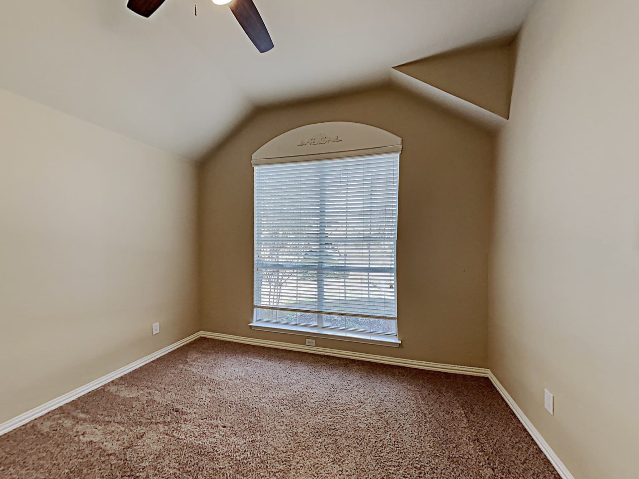 Building Photo - 1310 Golf Club Dr