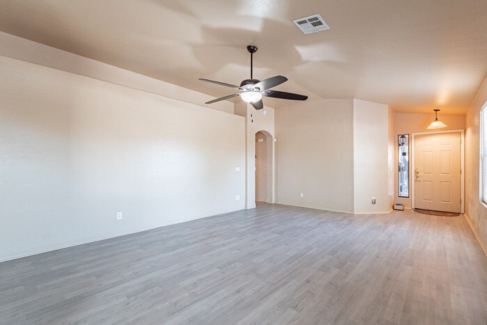 Building Photo - 5409 S 15th Way