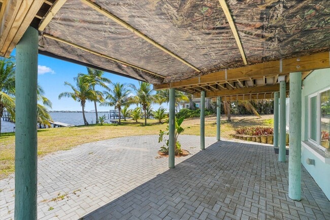 Building Photo - 850 NE Ixora Dr
