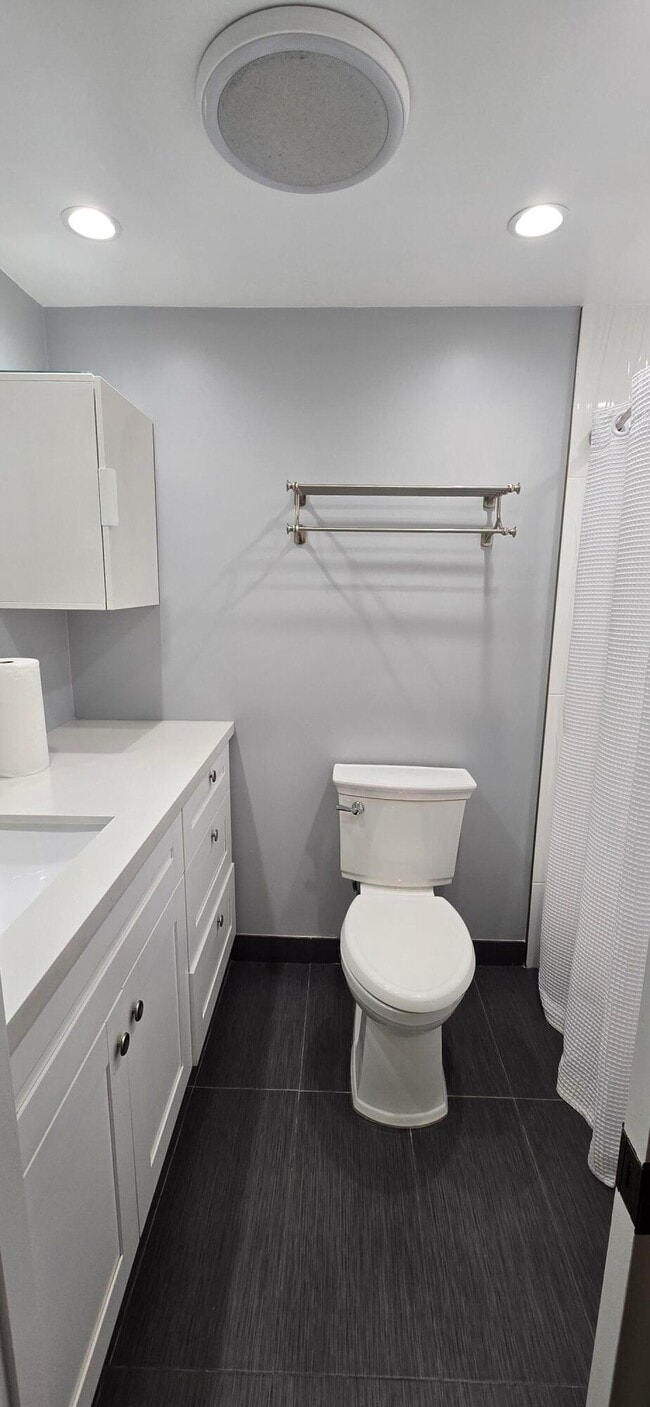 Building Photo - 3300 N Palm Aire Dr